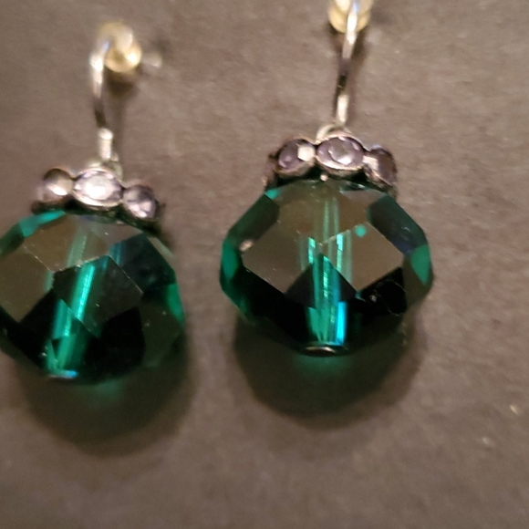 GREEN GLASS FASHION  EARRINGS - Picture 2 of 4
